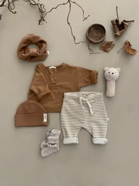 Completino per bambini in toni marroni con maglia, pantaloni a righe, cappellino e scarpine