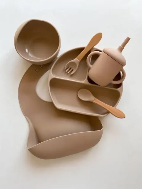 Set per la pappa in silicone: piatto, ciotola, bicchiere con beccuccio e posate