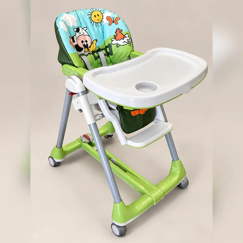Seggiolone alto verde con vassoio